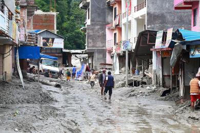 बाढी प्रभावित सिन्धुपाल्चोकमा वैकल्पिक मार्गबाट सवारीका साधन गुड्न थाले